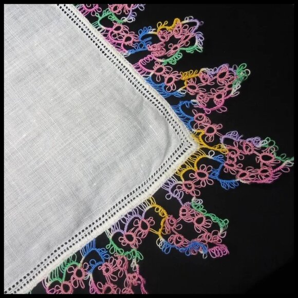 TWO Vintage 40s Handkerchief,  Tatted Linen Hankies, SERIOUS Tatting – Hanky - Picture 7 of 16